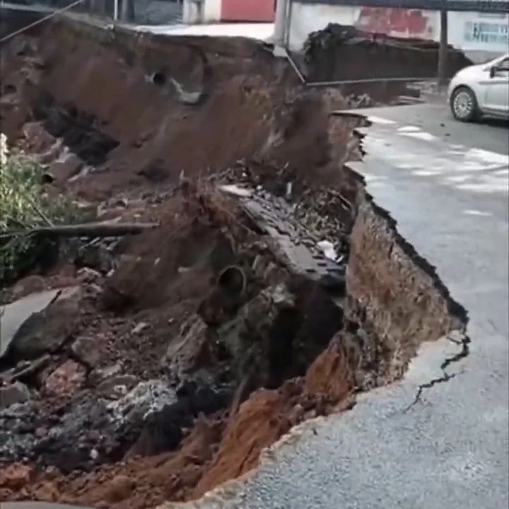Mahalleli neye uğradığını şaşırdı! Çöken yol 15 aracı böyle yuttu