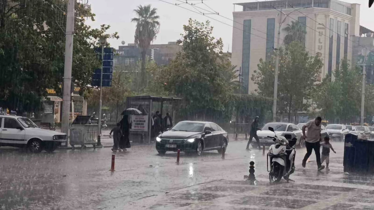 Şanlıurfa'da yağmur su birikintilerine yol açtı, sürücüler trafikte zorlandı