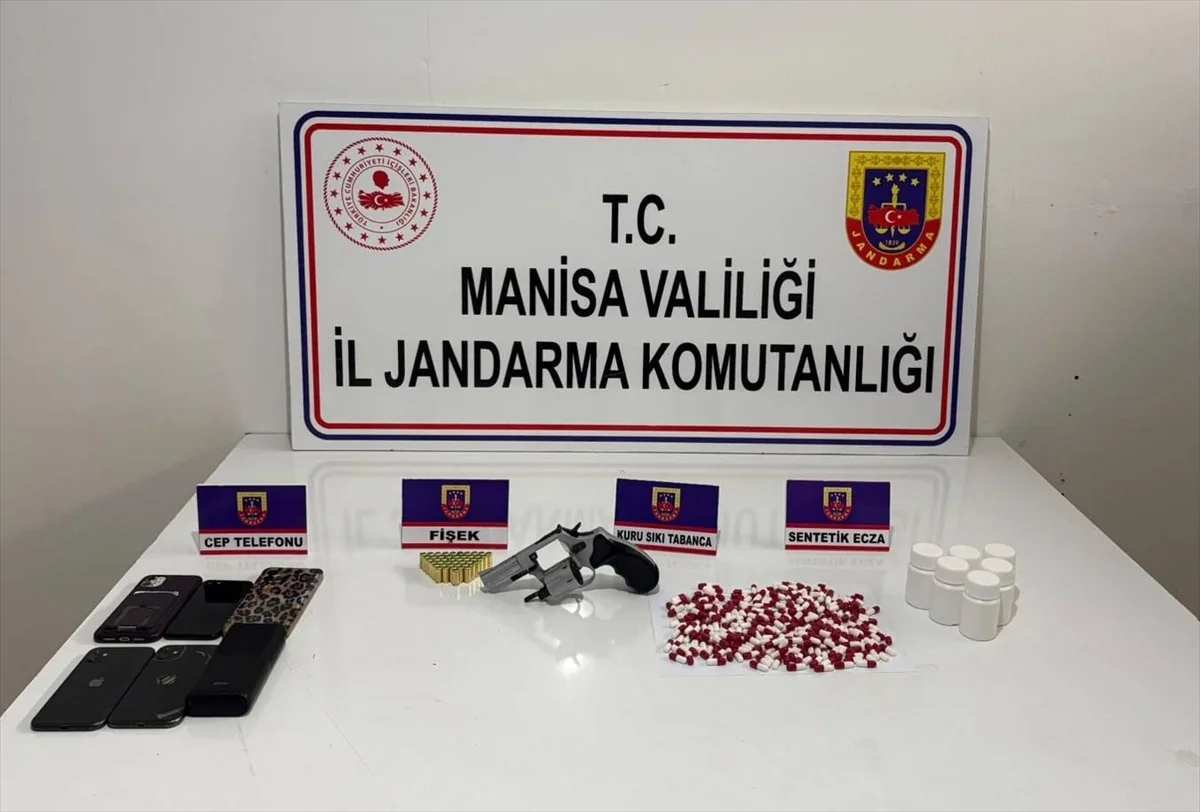 Sarıgöl'de ev operasyonunda 798 uyuşturucu hap ele geçirildi, 1 şüpheli tutuklandı