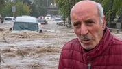 İstanbul'daki selde mucize kurtuluş! Araçtan atlayıp ağaçlara tutundu