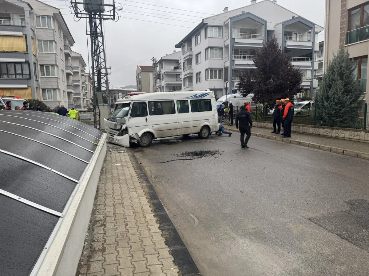 Afyonkarahisar'da öğrenci servisiyle dolmuş çarpıştı: Yaralılar var
