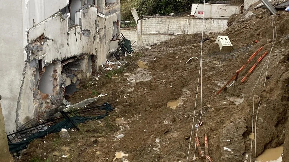 İstinat duvarı çöken binanın sakinleri: Deprem zannettik