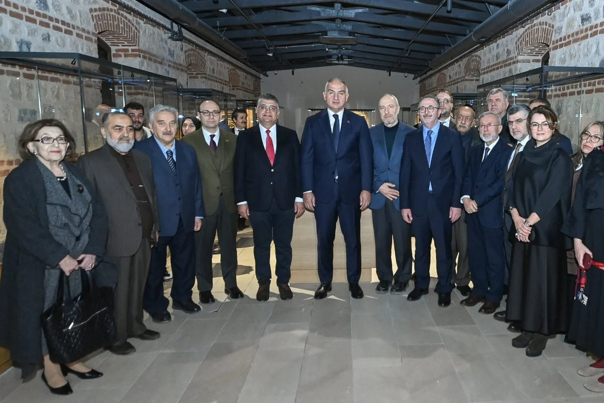 Kâbede imzası bulunan Türk hattattan tarihi bağış! 4,5 yıllık emeğini milletine armağan etti