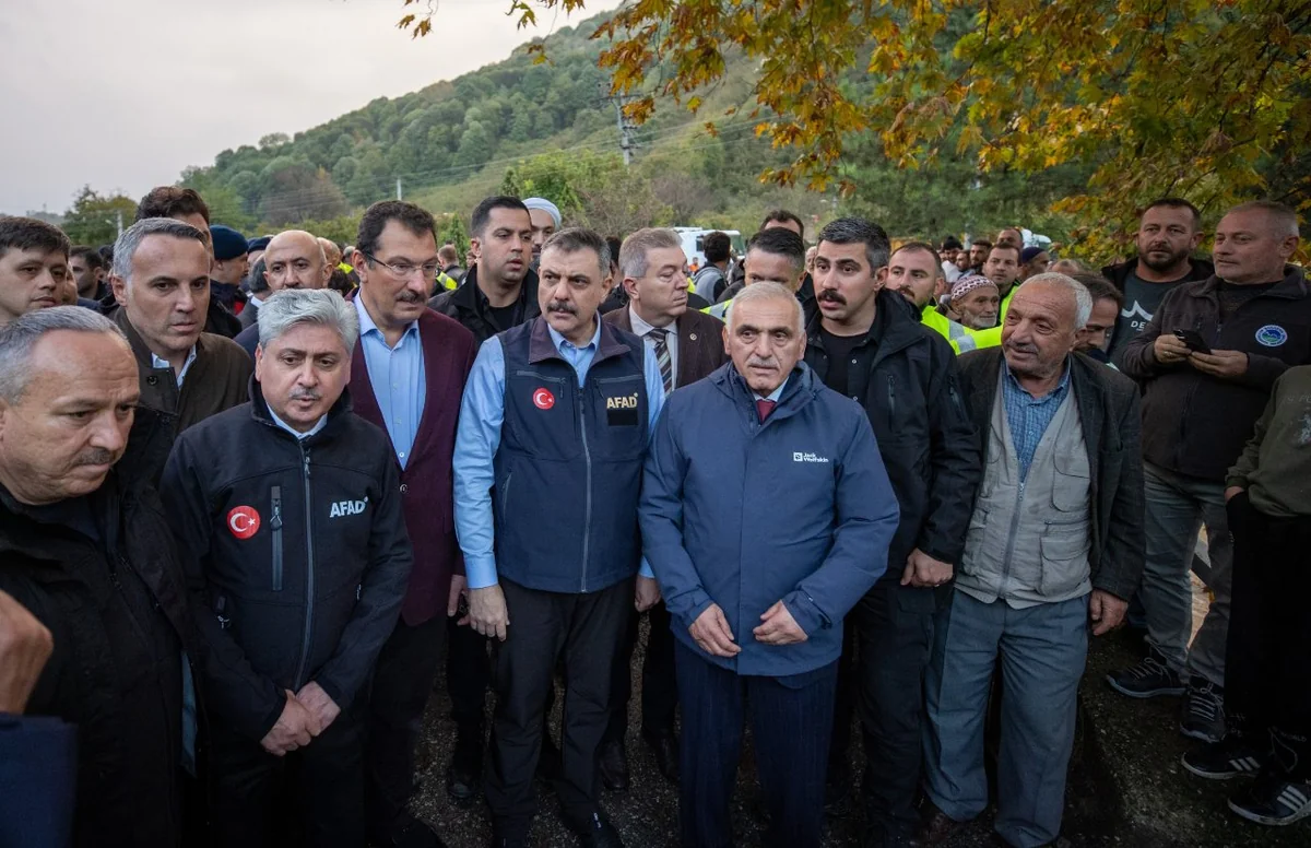 Sakarya sele teslim oldu! Bakan Çiftçi afetzedeleri ziyaret etti