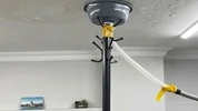 Evi su alınca leğen ve hortumlarla kendi drenaj hattını kurdu