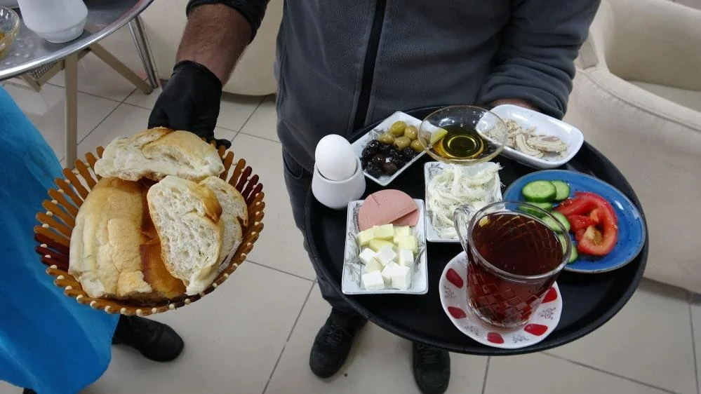 150 TL'ye serpme kahvaltı! Müşterilere yetişemiyor, sosyal medyada gören akın ediyor