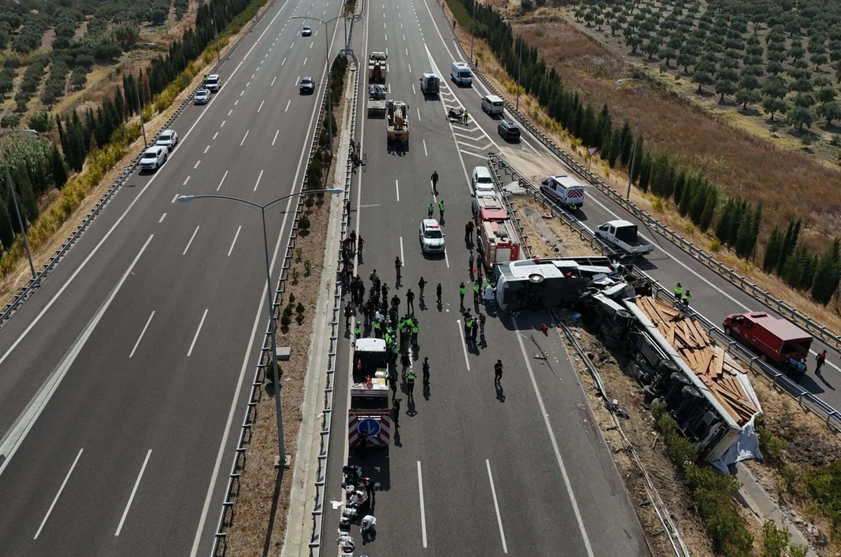Manisa Akhisar'da otobüs kazasında ölü sayısı 12'ye çıktı, iki şoför tutuklandı
