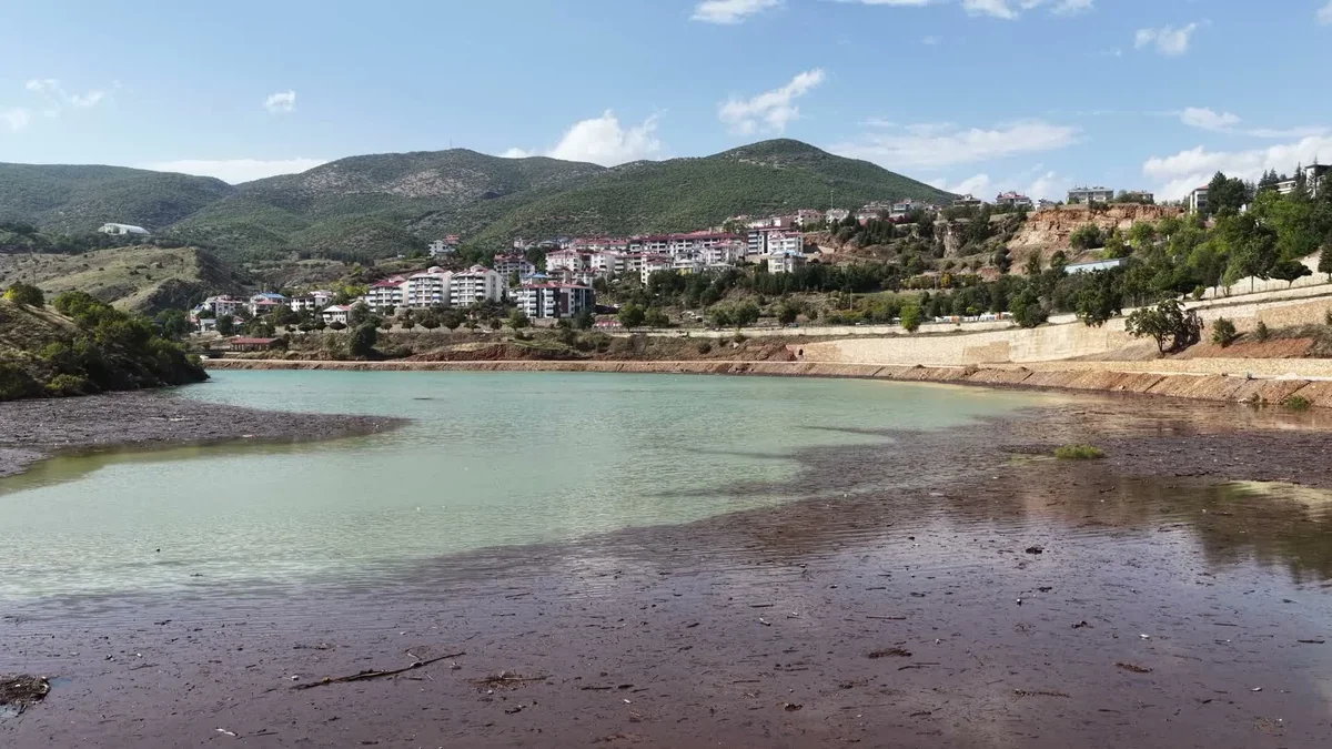 Tunceli'de sağanak sonrası Munzur'un suları baraj gölü kıyısında kalıntı biriktirdi