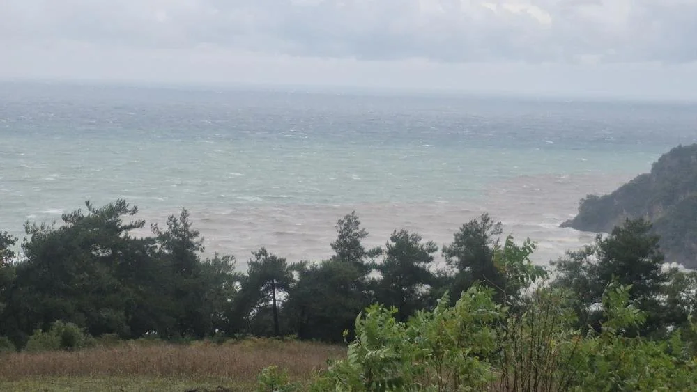Bartın’da sağanak sonrası şaşırtan görüntü! Karadeniz kahverengiye döndü