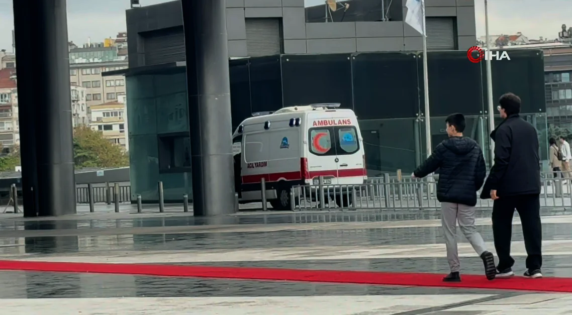 İstanbul'da 5 bin kişilik konserde esrarengiz olay! 3 kişiden 1'i öldü, 2’sinin durumu ağır