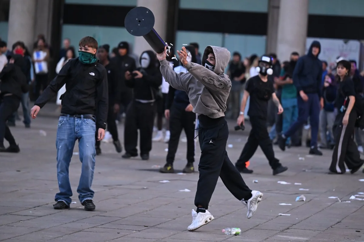 Milano’da protestolar kontrolden çıktı! Mağazalar yağmalandı, 160 kişi gözaltına alındı