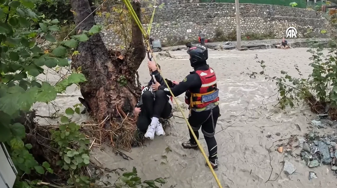 Selde mahsur kalanları halatla taşıdılar! Nefes kesen kurtarma anı AFAD kamerasında