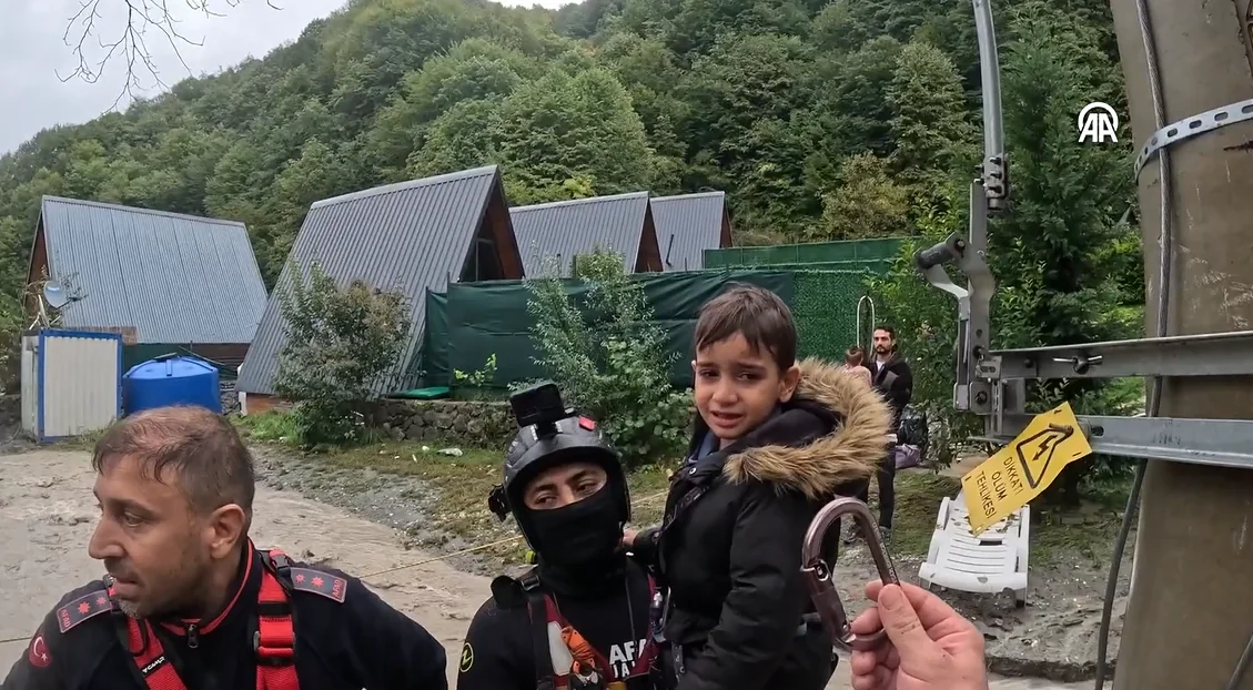 Selde mahsur kalanları halatla taşıdılar! Nefes kesen kurtarma anı AFAD kamerasında