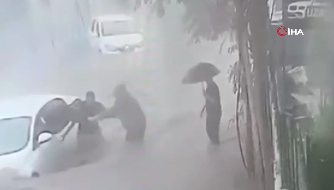 Felaketin ortasında nefes kesen anlar! Suya daldı, mahsur kalan sürücüyü böyle çıkardı