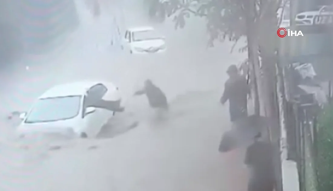 Felaketin ortasında nefes kesen anlar! Suya daldı, mahsur kalan sürücüyü böyle çıkardı
