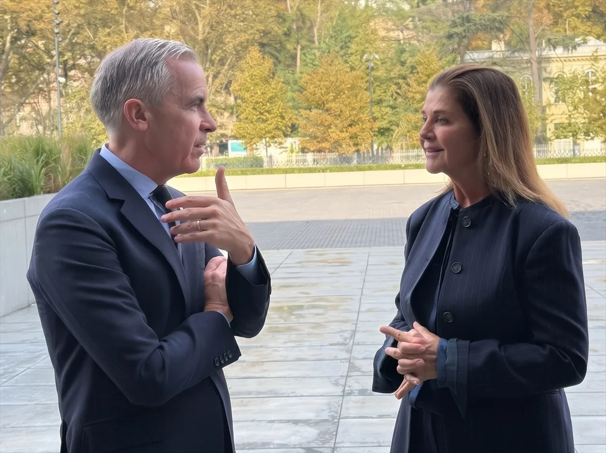 Kanada Başbakanı Carney ve eşi, İstanbul Modern'i Oya Eczacıbaşı'nın eşliğinde gezdi