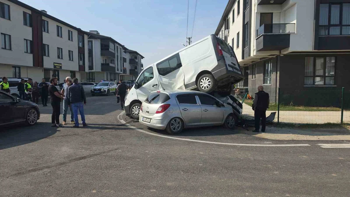 Düzce'de otomobilin çarptığı minibüs park halindeki araca çıktı, 3 kişi yaralandı