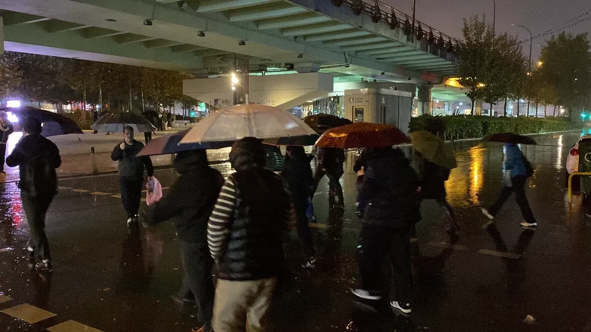 İstanbul'da sağanak alarmı: Vatandaşlar zor anlar yaşadı, trafik yüzde 80'e dayandı