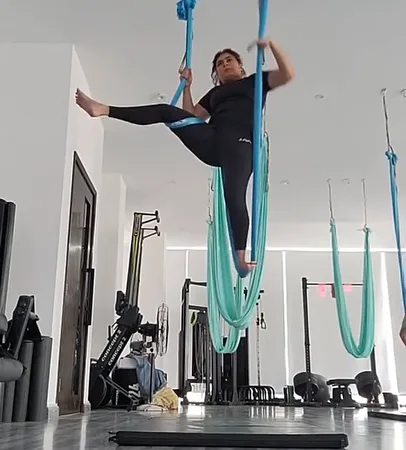 Hamak Yogası Yapan Kadın Ayağı Dolanınca Havada Asılı Kaldı