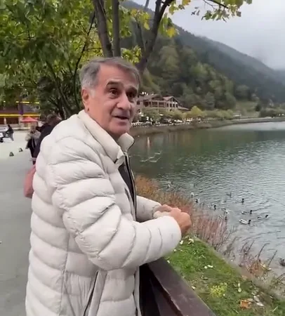 Şenol Güneş Uzungöl'de Ördeklere Yem Atarken Görüntülendi