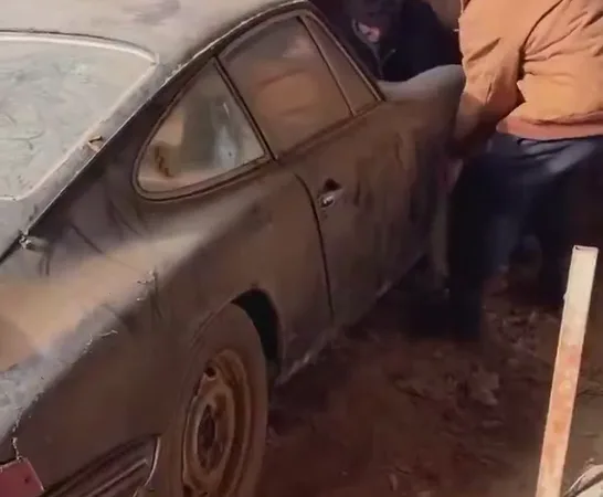 Bir Grup Genç 30 Yıl Önce Terk Edilmiş 1969 Model Porsche'yi İlk Günkü Haline Kavuşturdu